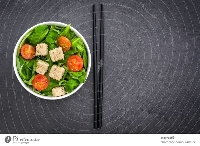 Veganer Tofusalat mit Tomaten und Feldsalat Salatbeilage Gesundheit Gesunde Ernährung Diät Vegane Ernährung Vegetarische Ernährung Blatt Essstäbchen Kirsche roh