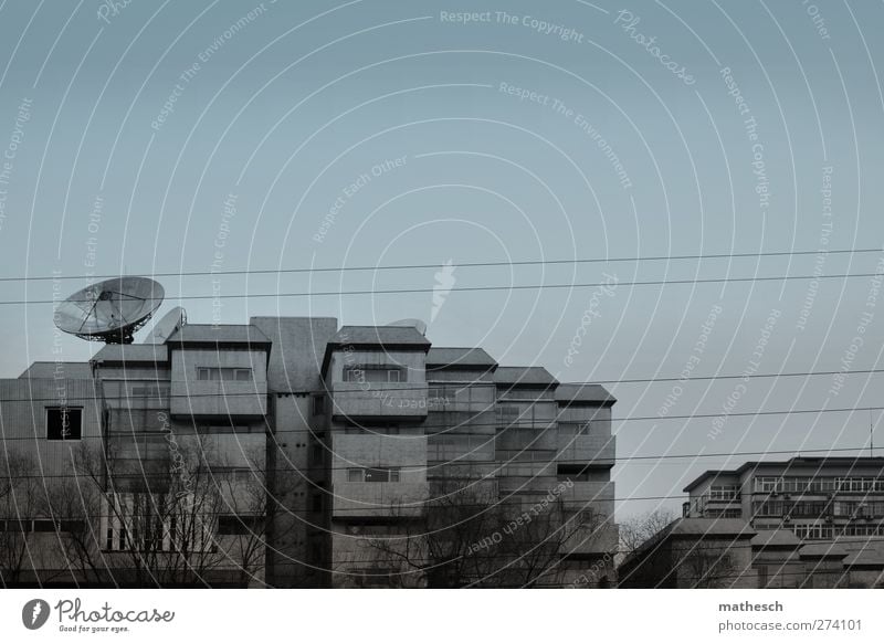 schöner wohnen Himmel Baum Peking China Asien Hauptstadt Haus Gebäude Architektur Fassade Satellitenantenne Stromdraht Beton grau Kommunismus trist Farbfoto