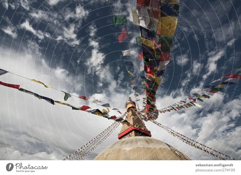 Nepal: Kathmandu - Weltkulturerbe Boudha Stupa Bauwerk Architektur Sehenswürdigkeit Wahrzeichen Fahne Religion & Glaube Asien Buddha Buddhismus Buddishm