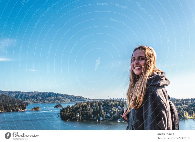 Mädchen auf dem Steinbruchfelsen in North Vancouver, BC, Kanada Glück Abenteuer Sommer Strand Meer Berge u. Gebirge wandern Frau Erwachsene Umwelt Natur