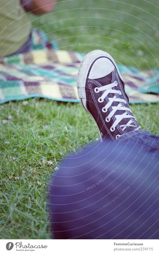 Just chillin' out.... maskulin feminin androgyn Fuß 1 Mensch Erholung Chucks Turnschuh Freizeitschuh Jeanshose Jeansstoff Knie Park Public Viewing Decke