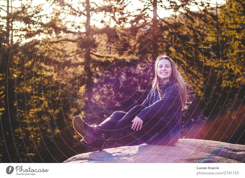 Mädchen auf dem Steinbruchfelsen in North Vancouver, BC, Kanada Glück Abenteuer Sommer wandern Frau Erwachsene Umwelt Natur Landschaft Baum Blume Blatt Blüte