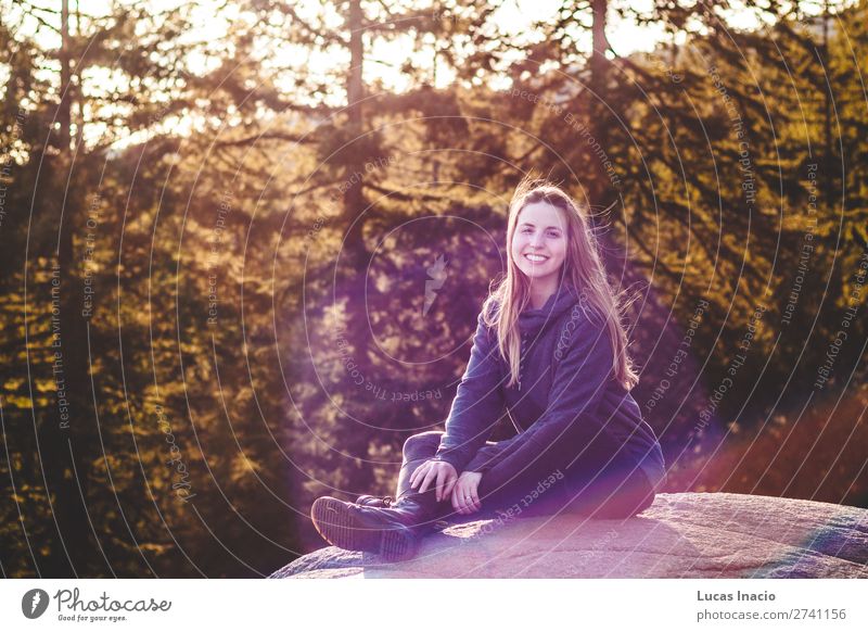 Mädchen auf dem Steinbruchfelsen in North Vancouver, BC, Kanada Glück Abenteuer Sommer wandern Frau Erwachsene Umwelt Natur Landschaft Baum Blume Blatt Blüte