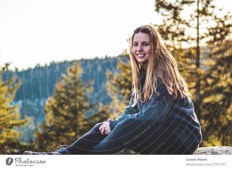 Mädchen auf dem Steinbruchfelsen in North Vancouver, BC, Kanada Glück Abenteuer Sommer wandern Frau Erwachsene Umwelt Natur Landschaft Baum Blume Blatt Blüte