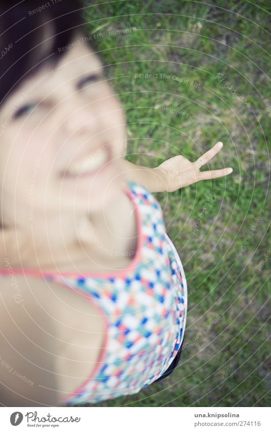 schnick-schnack-schnuck feminin Junge Frau Jugendliche Erwachsene Hand 1 Mensch 18-30 Jahre Gras brünett Pony Frieden Lächeln lachen frech lustig mehrfarbig