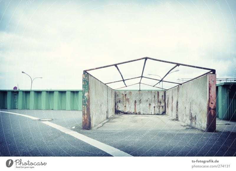 Sturmsichere Bauweise Bremerhaven Hafenstadt Stadtrand Menschenleer Haus Hütte Bauwerk Mauer Wand Fassade Dach Verkehr Verkehrswege Berufsverkehr