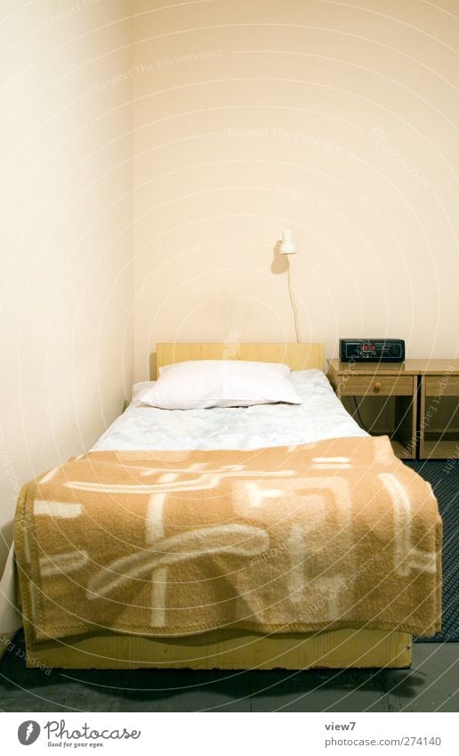 Einzelzimmer einrichten Innenarchitektur Dekoration & Verzierung Möbel Bett Raum Schlafzimmer Mauer Wand alt authentisch einfach einzigartig modern oben