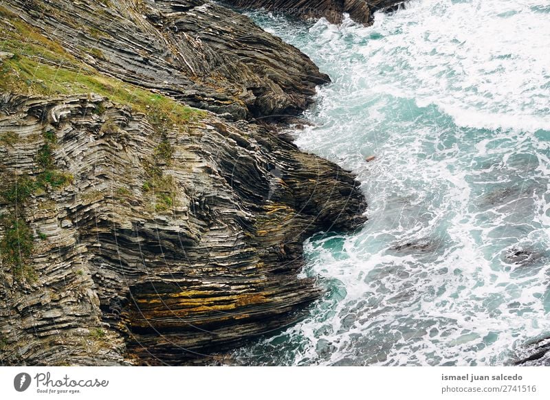 Felsen im Meer Klippe Wasser Küste Strand Natur Außenaufnahme Ferien & Urlaub & Reisen Ausflugsziel Platz Landschaft Horizont Hintergrund Tapete ruhig