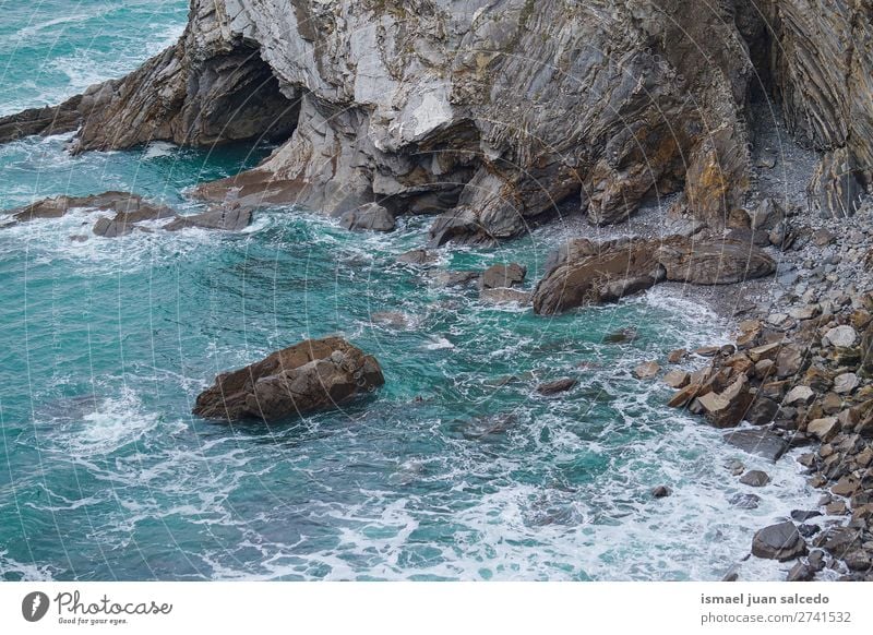 Felsen im Meer Klippe Wasser Küste Strand Natur Außenaufnahme Ferien & Urlaub & Reisen Ausflugsziel Platz Landschaft Horizont Hintergrund Tapete ruhig