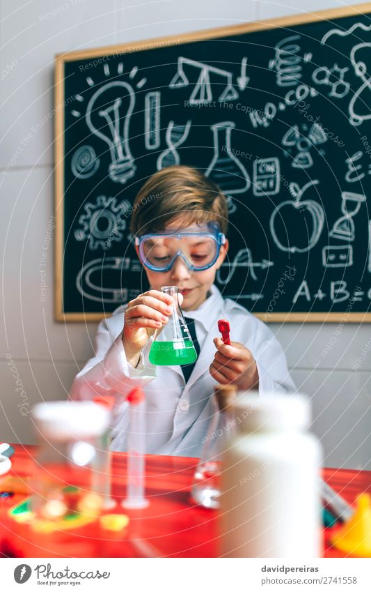 Junge spielt mit Chemie-Spiel Spielen Wissenschaften Kind Schule Tafel Labor Mensch Mann Erwachsene Krawatte Denken klug Interesse Experiment Flasche