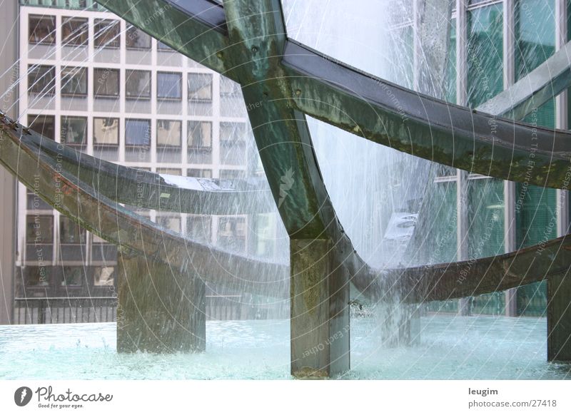 agua... Gebäude Springbrunnen Dinge Wasser Detailaufnahme Metall Hamburg Bildausschnitt Anschnitt Wasserfontäne Kunstwerk Stahlkonstruktion