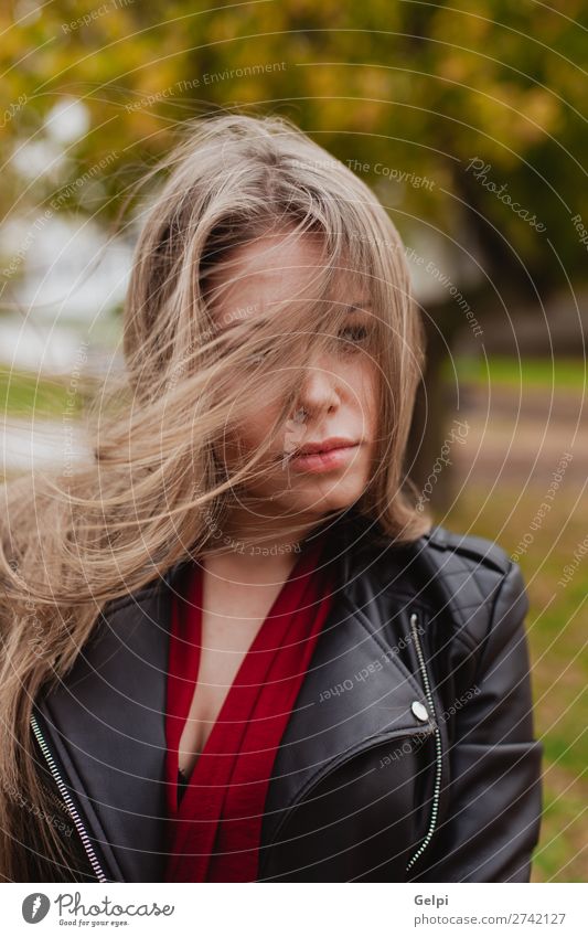 Hübsches blondes Mädchen mit Lederjacke auf der Straße. Lifestyle Glück schön Gesicht Freiheit Mensch Frau Erwachsene Natur Herbst Wind Baum Park Mode Jacke