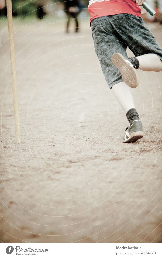 Staffellauf Sport Sportler Leichtathletik Schulsport Laufsport Sportstätten Kind Junge Kindheit Beine 1 Mensch 8-13 Jahre Hose Turnschuh laufen rennen