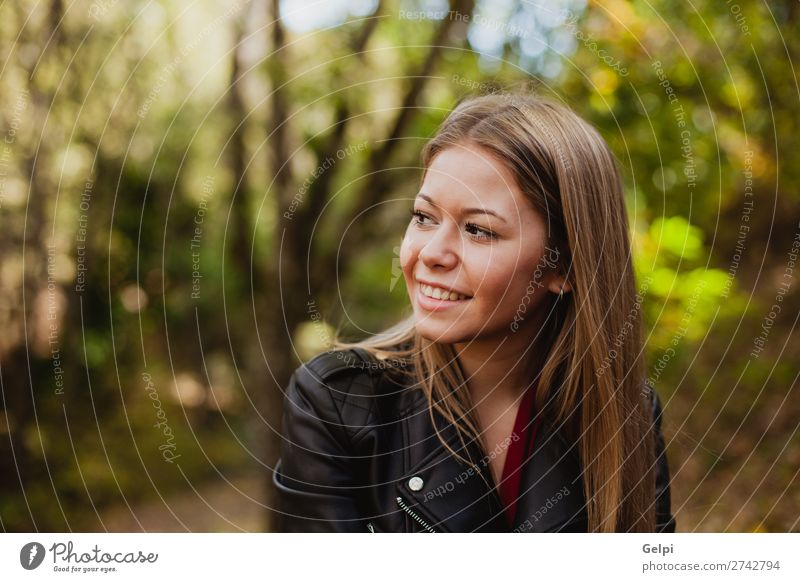 Schöne Frau in einem schönen Wald Lifestyle Glück Gesicht Freiheit Mensch Erwachsene Natur Herbst Baum Park Mode Jacke Leder blond Lächeln Erotik frisch lang