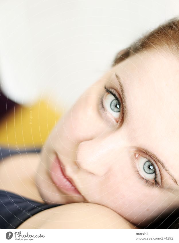 still tired Mensch feminin Junge Frau Jugendliche Erwachsene Gesicht Auge 1 schlafen Müdigkeit Blick Blick in die Kamera blauäugig schön verträumt Farbfoto