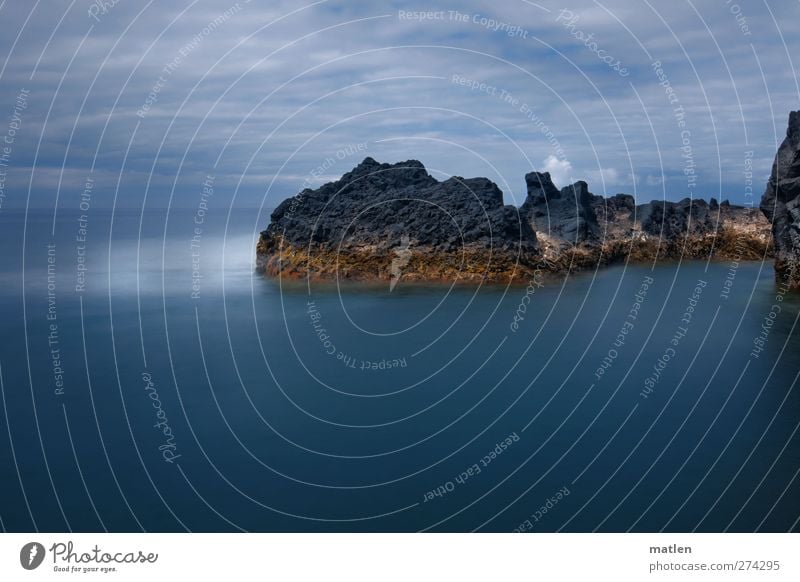 Gestade Landschaft Himmel Wolken Horizont schlechtes Wetter Felsen Wellen Küste Bucht Fjord Meer Insel blau braun Kraft Bewegung Brandung Gedeckte Farben