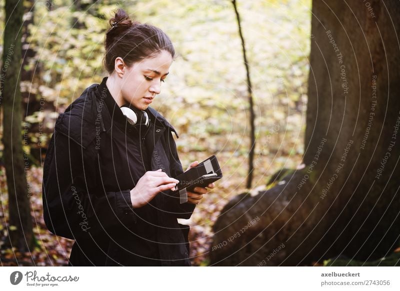 junge Frau benutzt Smartphone im Wald Lifestyle Freizeit & Hobby Handy PDA Internet Mensch feminin Junge Frau Jugendliche Erwachsene 1 18-30 Jahre Medien E-Mail