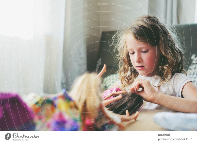 Kind Mädchen spielt zu Hause mit Puppen Lifestyle Freude Glück Freizeit & Hobby Spielen Schule Kindheit Rock Kleid Stoff Spielzeug lustig natürlich Sauberkeit