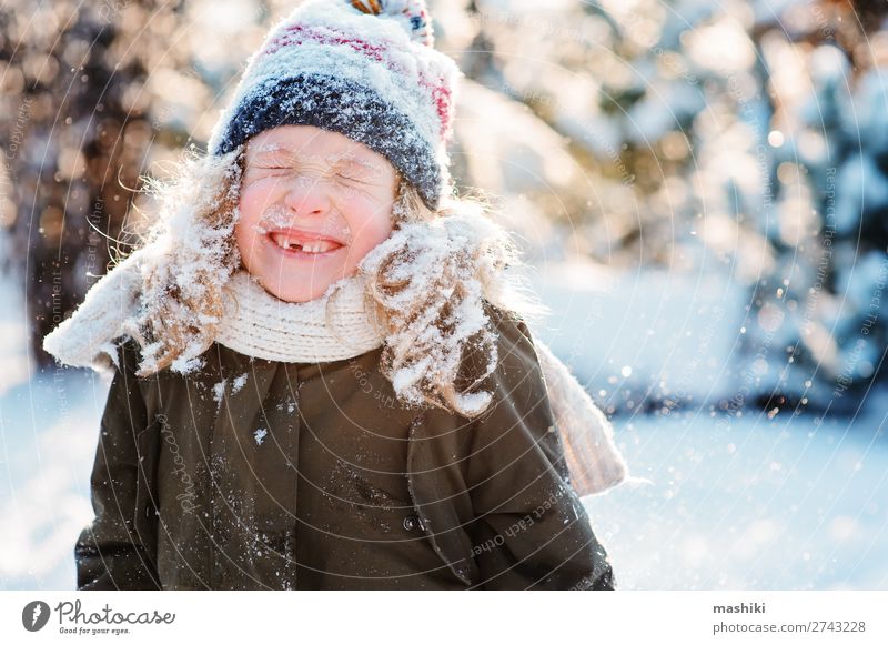 Nahaufnahme Winterporträt eines glücklichen Kindes Mädchens Freude Glück Spielen stricken Ferien & Urlaub & Reisen Schnee Garten Wetter Wald Schal Hut Tropfen