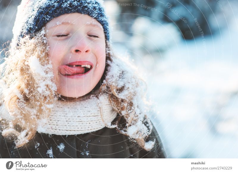 Nahaufnahme Winterporträt eines glücklichen Kindes Mädchens Freude Glück Spielen stricken Ferien & Urlaub & Reisen Schnee Garten Wetter Wald Schal Hut Tropfen