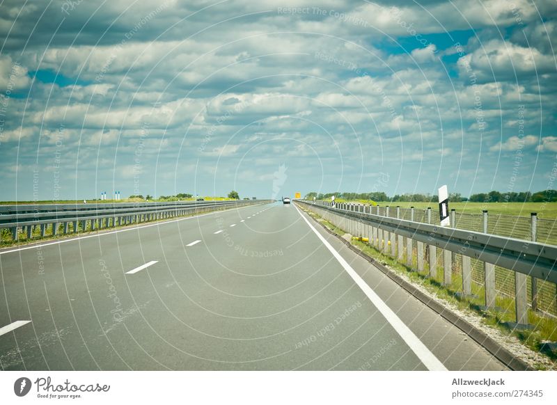 On the Road again Himmel Wolken Sommer Schönes Wetter Verkehrswege Personenverkehr Autofahren Autobahn PKW Ferne Einsamkeit Geschwindigkeit Horizont