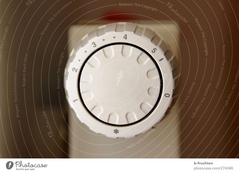 Zimmertemperatur Thermometer Ziffern & Zahlen rund braun grau weiß Warmherzigkeit Energie kalt Kontrolle Drehregler Heizkörper Heizung Temperaturregler Farbfoto