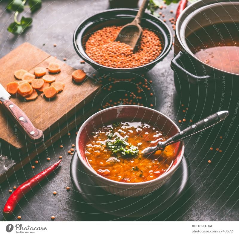 Vegane Linsensuppe in Schüssel mit Löffel Lebensmittel Getreide Suppe Eintopf Ernährung Mittagessen Festessen Bioprodukte Vegetarische Ernährung Diät Teller