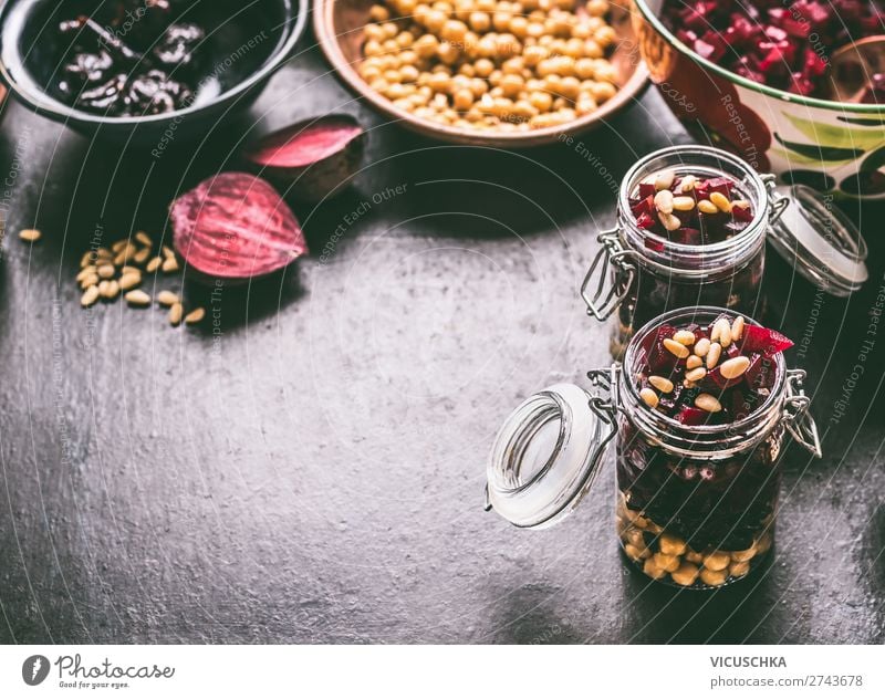 Lunch in Glas mit Rote Bete Kichererbsen Salat Lebensmittel Gemüse Salatbeilage Ernährung Mittagessen Bioprodukte Vegetarische Ernährung Diät Geschirr Stil