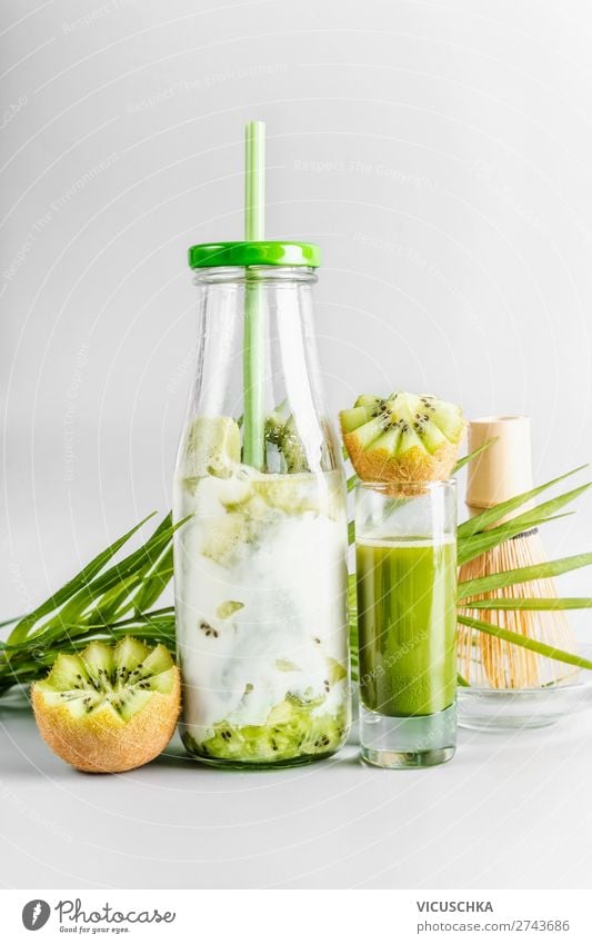 Gesundes Matcha Latte Getränk in der Flasche Lebensmittel Frucht Erfrischungsgetränk Heißgetränk Saft Milch Espresso Tee Geschirr Glas Stil Design Gesundheit