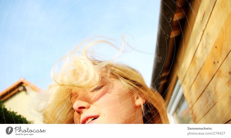 Es gibt noch den Moment... Glück Haare & Frisuren Sommer Sonne feminin Junge Frau Jugendliche Leben Mauer Wand blond langhaarig Bewegung außergewöhnlich frei