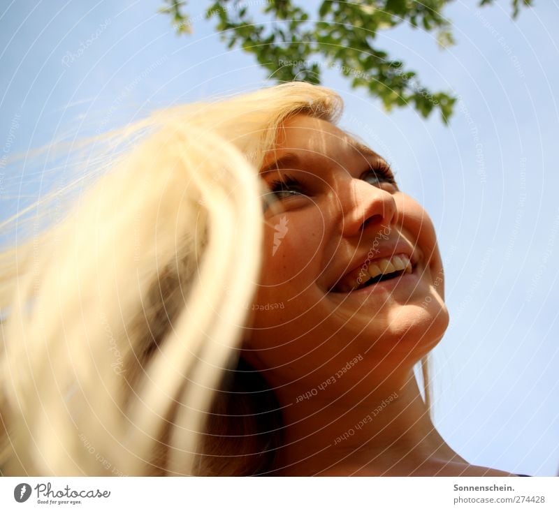 Da ist so viel mehr von mir Freude Glück Haare & Frisuren Leben Wohlgefühl Zufriedenheit Sommer feminin Junge Frau Jugendliche Gesicht Himmel Sonnenlicht Garten