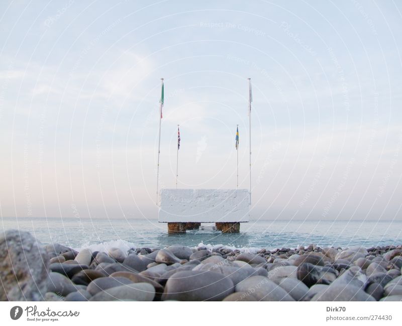 An Nizzas hellem Strande ... Reichtum Sommer Sommerurlaub Meer Wellen Schönes Wetter Küste Mittelmeer Frankreich Stadt Menschenleer Architektur Steg