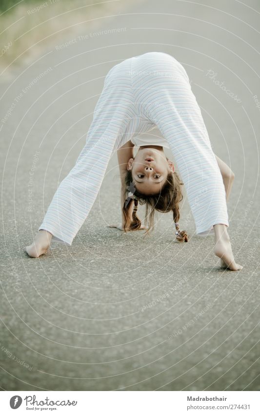 Huhu... Spielen feminin Kind Mädchen Kindheit 1 Mensch 8-13 Jahre Wege & Pfade brünett langhaarig Zopf Fitness Fröhlichkeit Glück natürlich retro schön