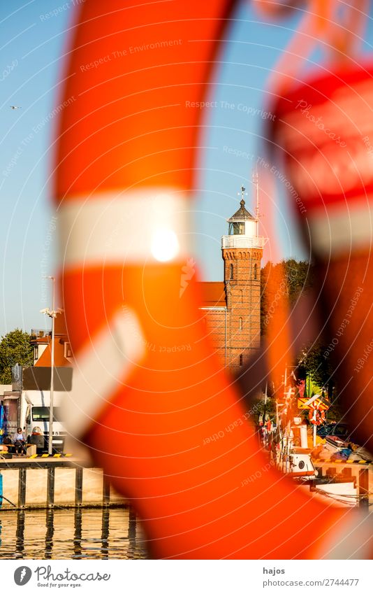 Ustka, Polen, Blick zum alten Leuchtturm Sommer Fischerdorf Mauer Wand Sehenswürdigkeit Idylle Ostsee Baltikum Hafen Fischerei Fischereihafen Stolpmünde Rahmen