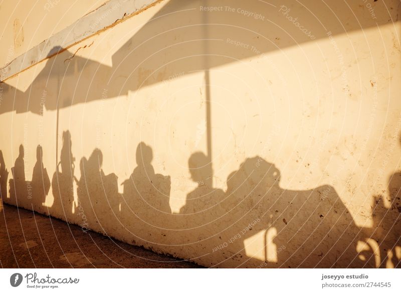 Schatten von Menschen auf der Terrasse einer Bar Glück Sommer Sonne Frau Erwachsene Mann Freundschaft Menschengruppe Kunst Felsen Gebäude Straße genießen