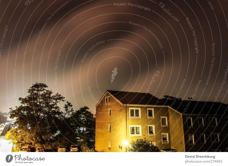 Himmel wölbt sich übers Land schlechtes Wetter Baum Stadt Haus grau Marburg Mehrfamilienhaus Straßenbeleuchtung leuchten Streifen hell dunkel einzigartig