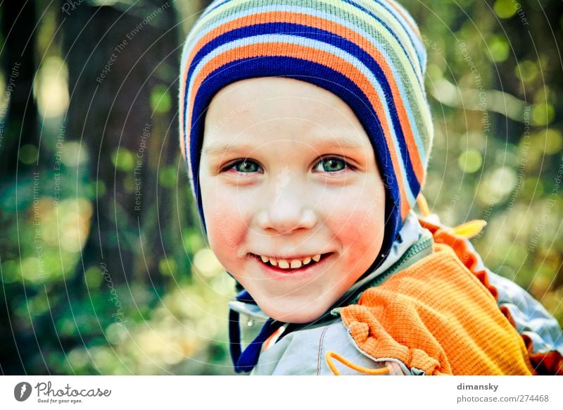 Lächelnder Junge Kind Mensch Haut Kopf Gesicht Auge Nase Mund Lippen Zähne 1 1-3 Jahre Kleinkind Blick gelb gold grün orange Gefühle Stimmung Fröhlichkeit Liebe