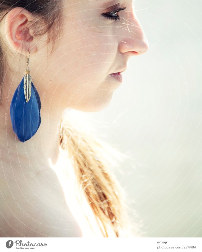 ombre feminin Jugendliche 1 Mensch 18-30 Jahre Erwachsene Accessoire Schmuck Ohrringe Wärme Farbfoto Außenaufnahme Textfreiraum rechts Tag Sonnenlicht