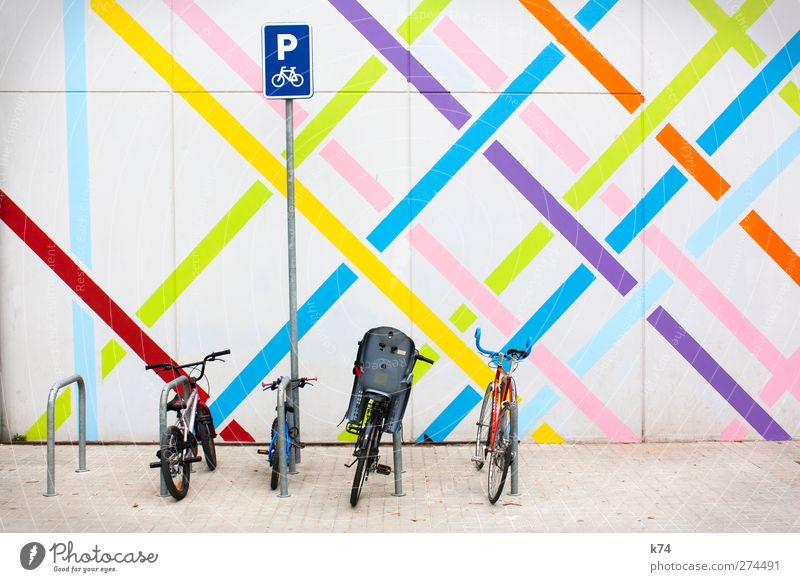 fancy parking II Mauer Wand Verkehr Verkehrsmittel Fahrradfahren Zeichen Schriftzeichen Schilder & Markierungen Hinweisschild Warnschild Verkehrszeichen stehen