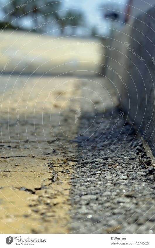 spanischer Asphalt Schönes Wetter Stadt Mauer Wand Verkehr Straßenverkehr Wege & Pfade Stein Schilder & Markierungen Hinweisschild Warnschild fahren glänzend