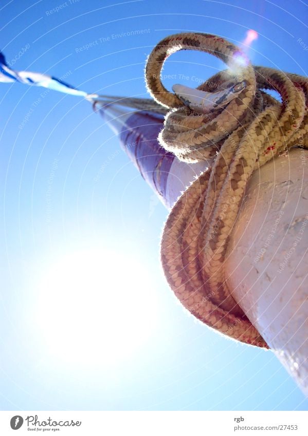 fähnchen im wind Gegenlicht Ferien & Urlaub & Reisen Erholung rot weiß Brise Freizeit & Hobby Himmel Strommast Seil blau Wind Schnur