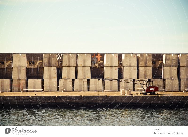 kaimauer Verkehr Verkehrsmittel Schifffahrt Binnenschifffahrt Containerschiff Wasserfahrzeug Hafen blau Kran Anlegestelle Beton Betonmauer verladen