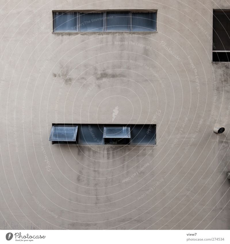 großstadt Haus Hochhaus Industrieanlage Fabrik Bauwerk Gebäude Architektur Mauer Wand Fassade Fenster Beton Aggression alt authentisch dreckig einfach