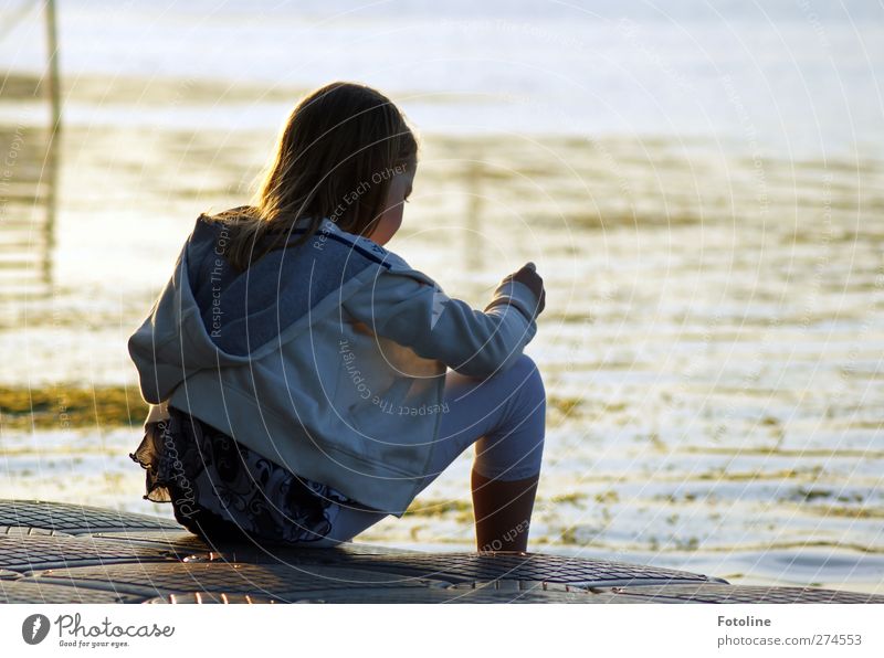 In Gedanken Mensch feminin Kind Mädchen Kindheit Körper Kopf Haare & Frisuren Rücken Arme Hand Beine Umwelt Natur Sommer See nass natürlich sitzen nachdenklich