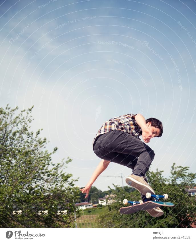 im Grünen Sport Fitness Sport-Training Sportler Sportstätten maskulin Junger Mann Jugendliche 1 Mensch Himmel sportlich Inline Skating Trick Jump springen Höhe