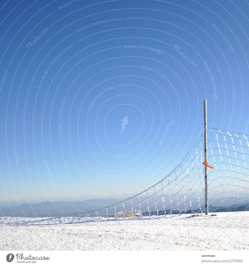 Netzwerk Landschaft Erde Himmel Wolkenloser Himmel Horizont Winter Schönes Wetter Eis Frost Schnee kalt ruhig Zaun Zaunpfahl Zerstörung Zypern Farbfoto