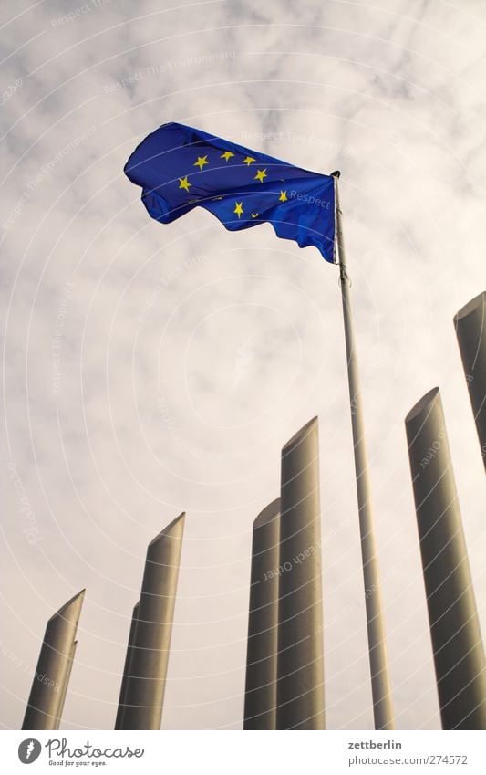 Europa Stadt Hauptstadt Stadtzentrum Bauwerk Gebäude Architektur Stahl Zeichen blau Fahne Politik & Staat Zaun Wind wehen flattern Sturm Stress Fahnenmast Lücke