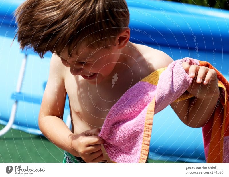 Kind am Pool Mensch maskulin Junge Bruder Kindheit Leben Haare & Frisuren 1 3-8 Jahre Tanzen blau mehrfarbig Handtuch Schwimmbad Farbfoto Außenaufnahme Tag