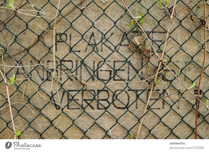 PLAKATE ANBRINGEN VERBOTEN ! Stadt Bauwerk Gebäude Architektur Mauer Wand Zeichen Schriftzeichen Ziffern & Zahlen Schilder & Markierungen Hinweisschild