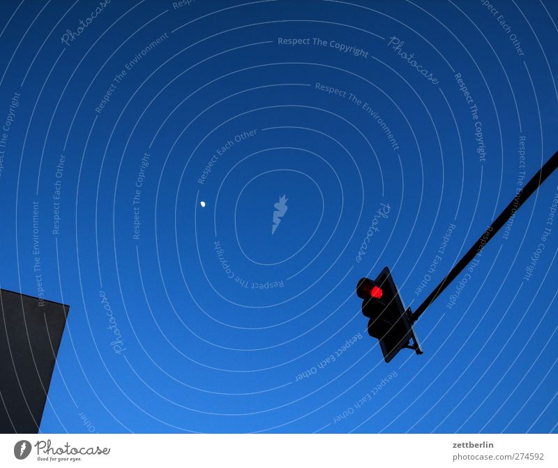 Haus, Mond, Ampel (rot) Himmel Wolkenloser Himmel Klima Klimawandel Wetter Schönes Wetter Stadt Stadtzentrum Bauwerk Gebäude Architektur Verkehr Verkehrszeichen